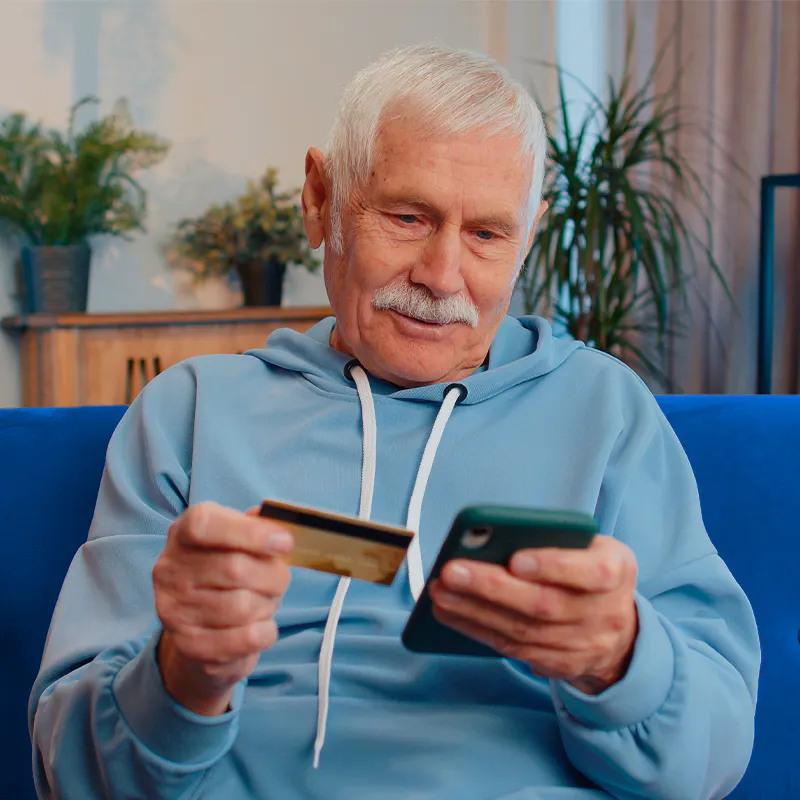 Senhor grisalio consultando dados do seu cartão no app da pegatroco